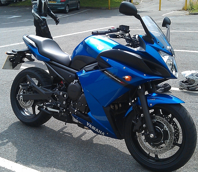 side view of the yamaha xj6 diversion in blue